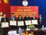 Đ/c Nguyễn Cảnh Phương, Chủ tịch Hội Luật gia tỉnh tặng Bằng khen của Chủ tịch Hội Luật gia Việt Nam cho các tập thể có thành tích xuất sắc trong công tác Hội.