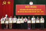 Đ/c Nguyễn Cảnh Phương, Chủ tịch Hội Luật gia tỉnh tặng Giấy khen cho các cá nhân