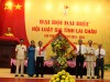 Đ/c Vũ Văn Hoàn - Phó Bí thư Thường trực Tỉnh uỷ, Chủ tịch HĐND tỉnh tặng hoa chúc mừng Đại hội.