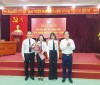 Đồng chí Nguyễn Xuân Hòa tặng hoa chúc mừng ĐH  Chi hội Luật gia TAND tỉnh Lần thứ IV, nhiệm kỳ 2024-2029.