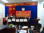 Đ/c Nguyễn Cảnh Phương - Chủ tịch Hội Luật gia tỉnh trao Bằng khen của TW Hội Luật gia Việt Nam cho các tập thể, cá nhân có thành tích xuất sắc trong công tác Hội Luật gia năm 2014