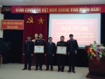 Đ/c Nguyễn Cảnh Phương - Chủ tịch Hội Luật gia tỉnh trao Bằng khen của TW Hội Luật gia Việt Nam cho tập thể chi hội và cá nhân