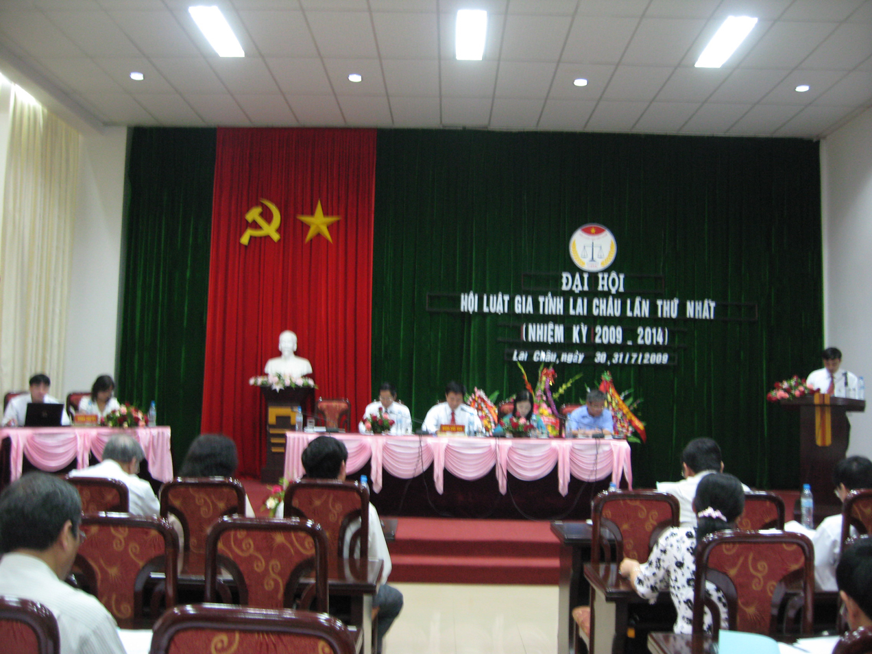 Đ/C Nguyễn Cảnh Phương - Uỷ viên BCH lâm thời trình bày báo cáo chính trị