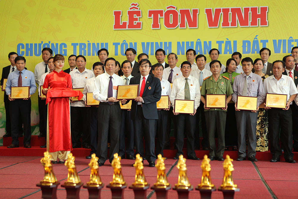 Đồng chí Nguyễn Cảnh Phương – chủ tịch Hội Luật gia tỉnh Lai Châu nhận danh hiệu “Nhà lãnh đạo xuất sắc thời kỳ hội nhập năm 2015”.