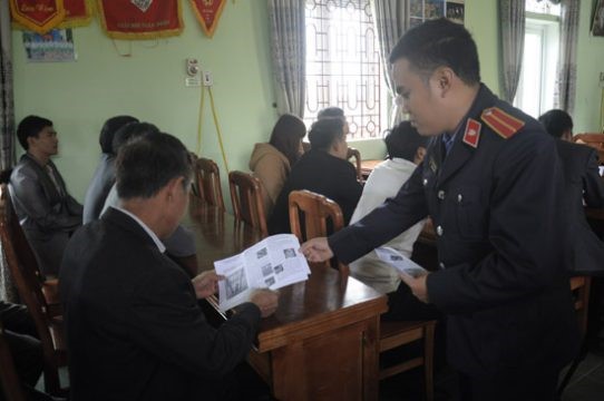 Các hội viên chi hội luật gia Viện kiểm sát huyện Mường Tè phổ biến, giáo dục pháp luật và phát tờ gấp phấp luật cho nhân dân  tại bản Mé Gióng, xã Ka Lăng, huyện Mường Tè
