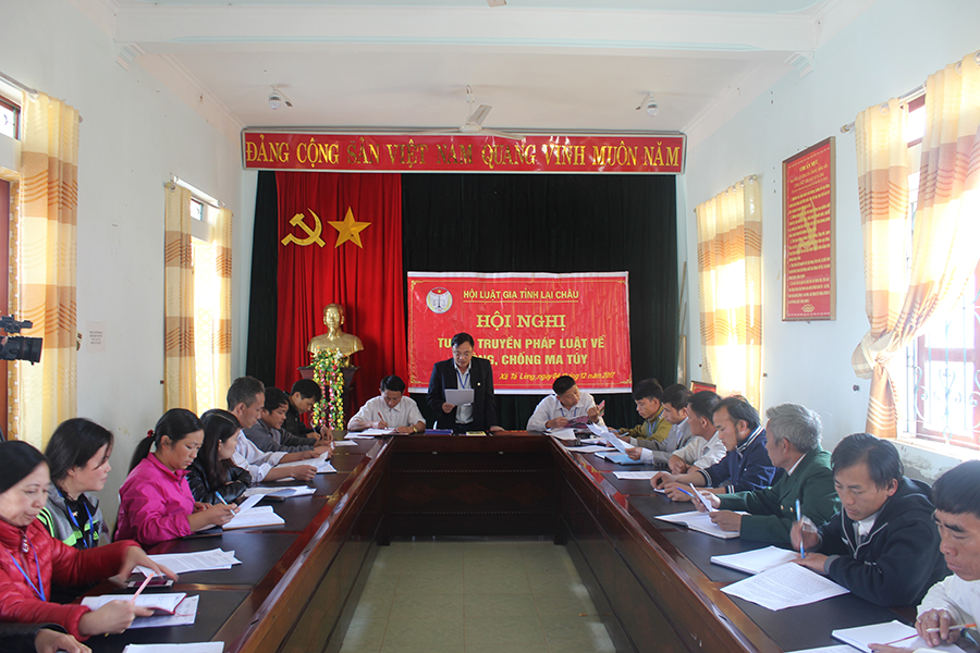 Hội Luật gia tỉnh triển khai tuyên truyền pháp luật phòng chống ma túy năm 2017 tại xã Tà Lèng, huyện Tam Đường.