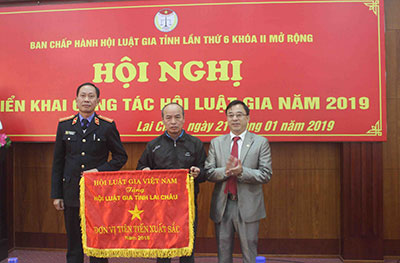 Thừa ủy quyền của Hội Luật gia Việt Nam, đồng chí Nguyễn Cảnh Phương - Chủ tịch Hội Luật gia tỉnh trao Cờ thi đua cho tập thể Hội Luật gia tỉnh.