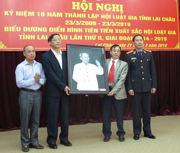Đ/c Vũ Văn Hoàn - Phó Bí thư Thường trực Tỉnh ủy, Chủ tịch HĐND tỉnh tặng bức tranh Bác Hồ cho Hội Luật gia tỉnh.