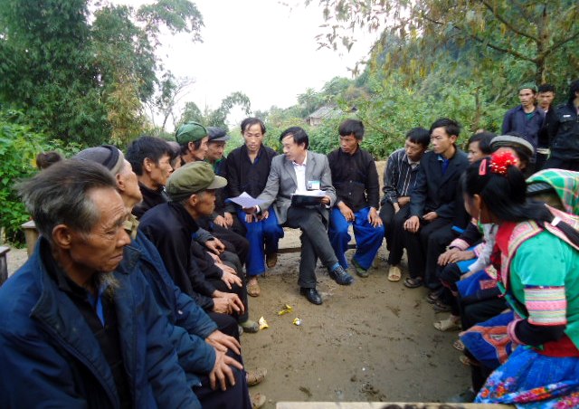 Ông Nguyễn Cảnh Phương, Chủ tịch Hội Luật gia tỉnh (ngồi thứ 9 từ trái sang) tuyên truyền, phổ biến pháp luật cho người dân xã Pa Vệ Sủ, huyện Phong Thổ.
