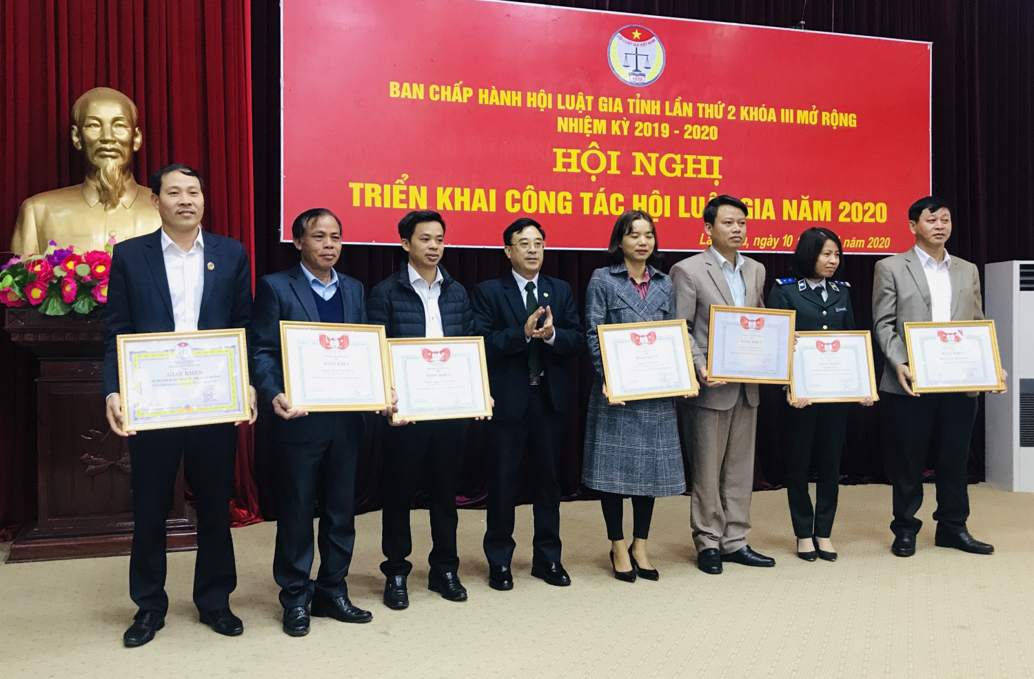 Thừa ủy quyền của Chủ tịch Hội Luật gia Việt Nam, đồng chí Nguyễn Cảnh Phương - Chủ tịch Hội Luật gia tỉnh tặng Bằng khen cho các tập thể có thành tích xuất sắc trong hoạt động Hội năm 2019.