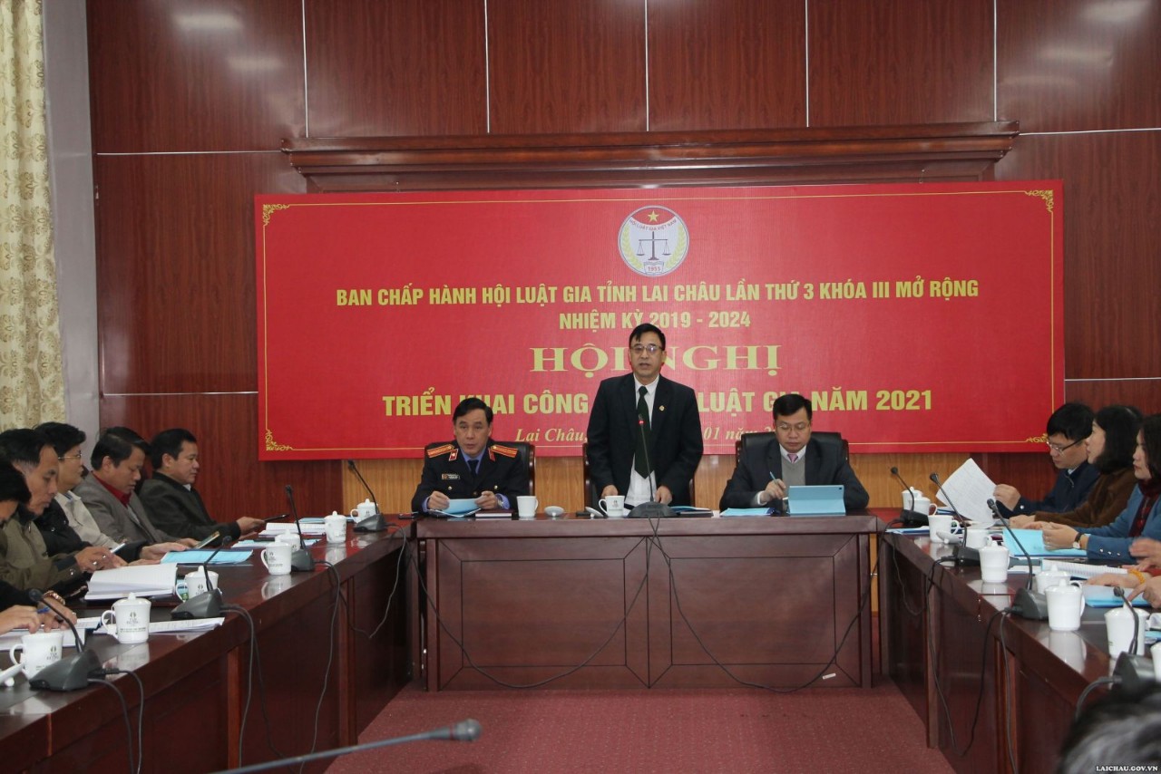 Đồng chí Nguyễn Cảnh Phương - Chủ tịch Hội Luật gia tỉnh thông qua báo cáo công tác Hội Luật gia năm 2020, triển khai công tác Hội Luật gia năm 2021