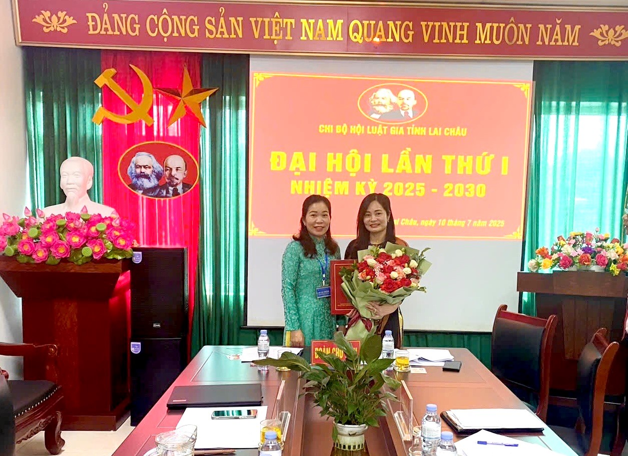 Tăng hoa chuc mừng Bí Thư