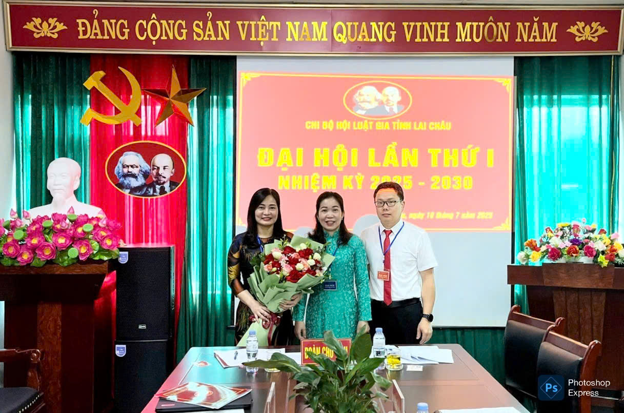 Tặng hoa chúc mừng Đại hội 1