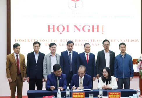 Đại diện HLG các tỉnh trong Cụm thi đua ký kết giao ước thi đua