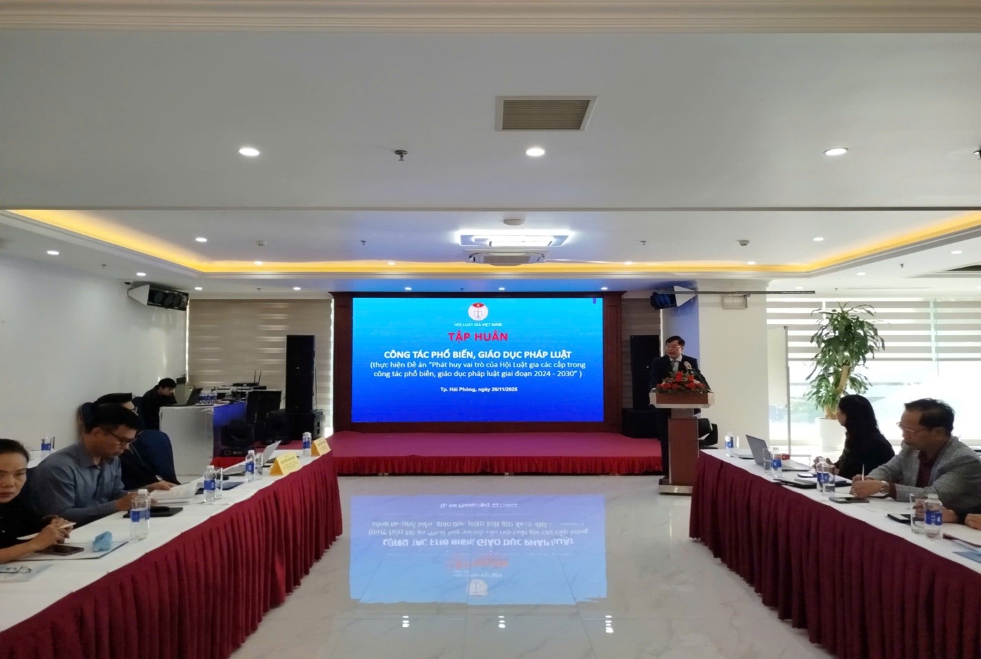 Đồng chí Trần Công Phàn Phó Chủ tịch Thường trực Hội Luật gia Việt Nam phát biểu khai mạc