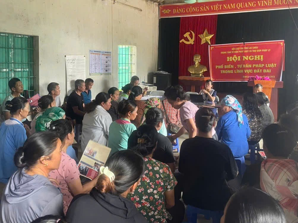 Hình ảnh phổ biến, tư vấn pháp luật lưu động tại Bản Thèn thầu, xã Bình Lư